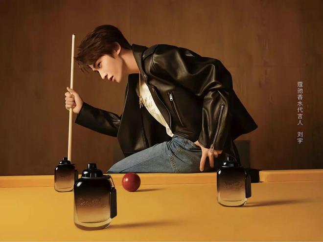 和IU的绽放满足了少女的全部幻想开元棋牌试玩本周时髦大事｜陈都灵(图12)