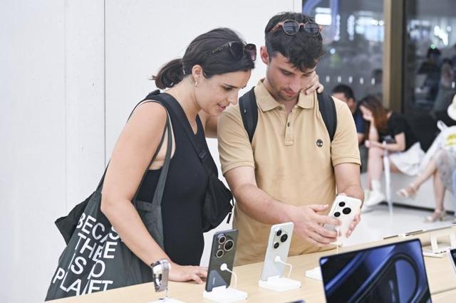 策“磁吸”全球游客推动“空箱而来满载而归”成为新风尚开元棋牌【中国那些事儿】“像本地人一样生活”：便利政(图1)